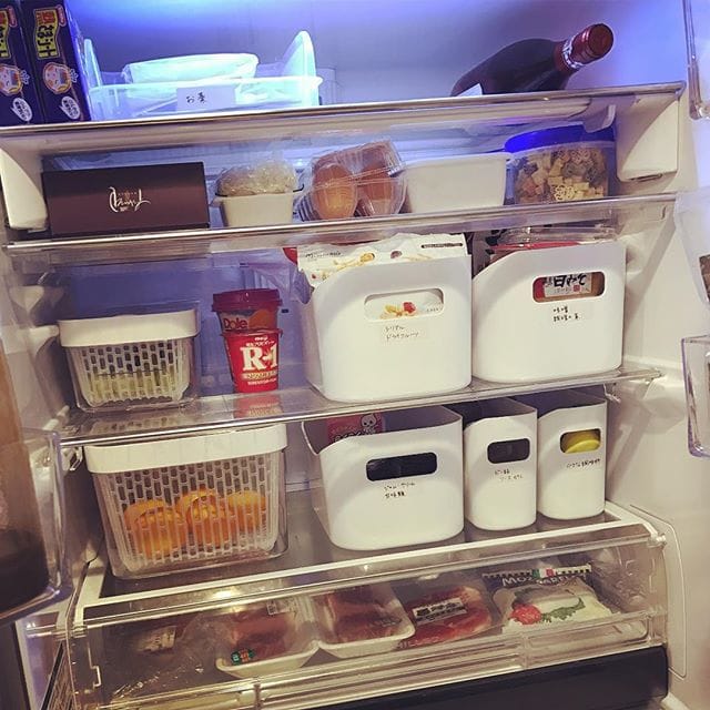 本日は冷蔵庫収納を整えて ああ スッキリ 左かごは 野菜や果物をフレッシュなままに長く保てる オクソーのグリーンセーバーフードコンテナー 右側は ニトリの収納ボックス Leeスターズ モデルズ Lee