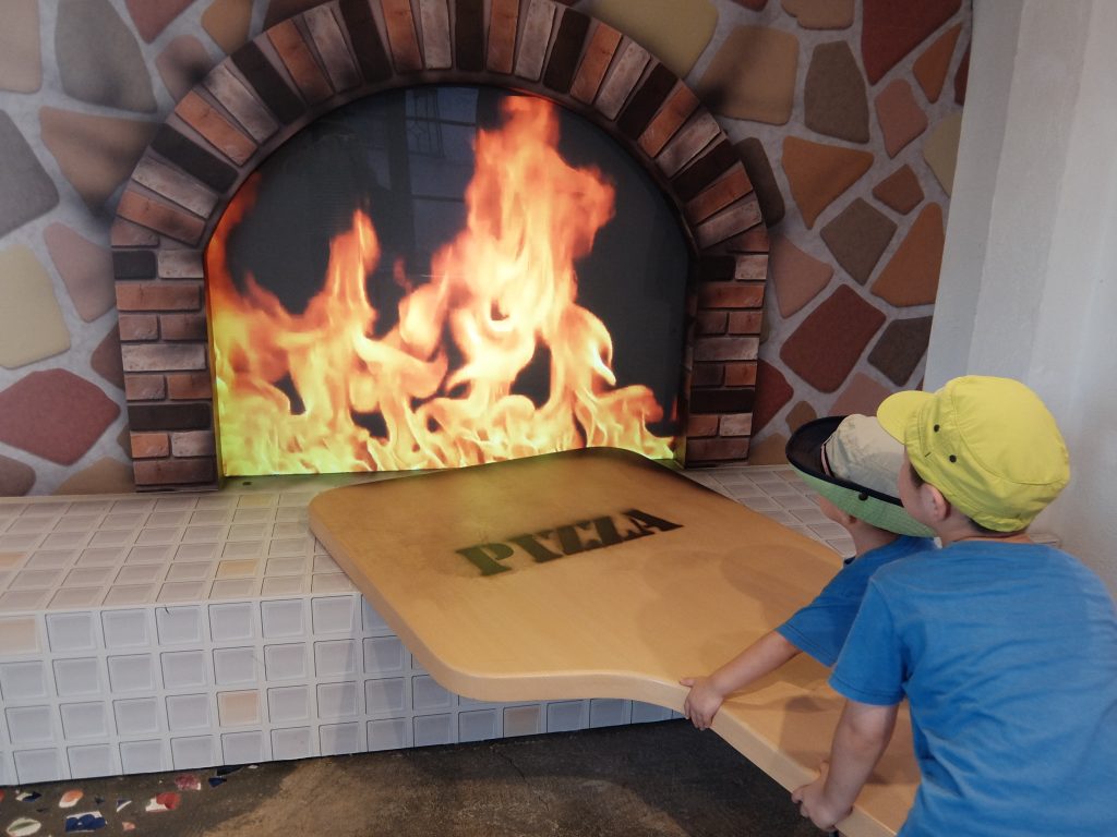 この燃える炎のなか・・・ピザが焼けた！と思ったら、出てきたのは美味しく焼けたお餅！家族で大爆笑。（我が家全員笑い上戸です）