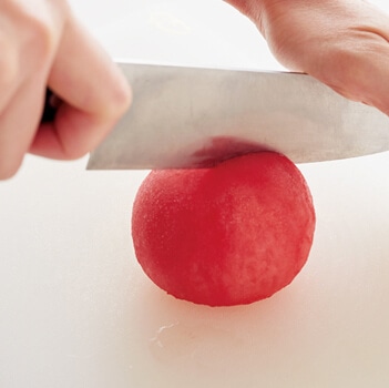 凍りトマトを切る