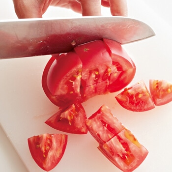 トマトは小さめの角切り