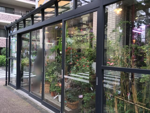 お花屋さんの奥にあるパン屋さん ラルブルアパン Lee