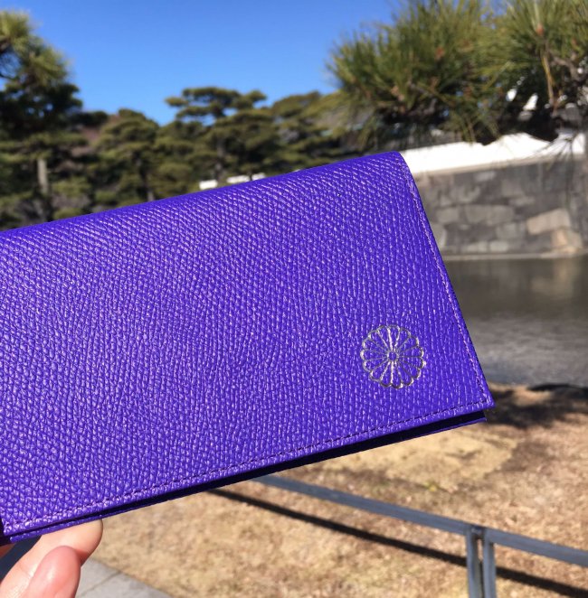 皇居一般参観と宮内庁売店限定の開運パワーがすごいと話題のお財布 | LEE