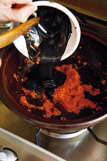 豆板醤やしょうがをごま油で炒めて香りを出してから、練りごまを加えてなじませる