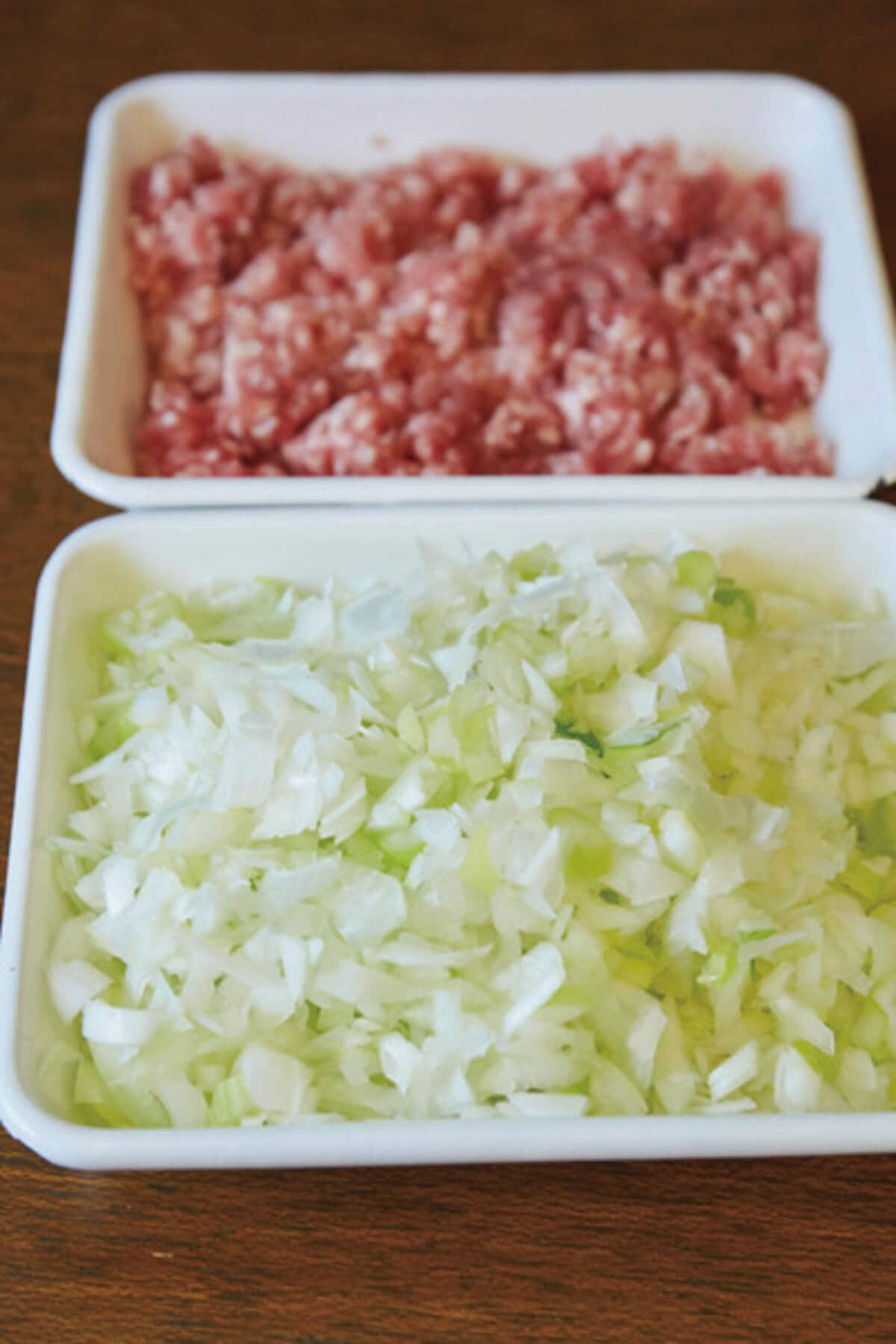 長ねぎのみじん切りは、肉と同量でたっぷりと。切り方は表裏に斜めに切り目を入れてから、小口切りにすると簡単