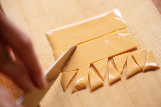 レシピ手順画像：花型がなければ、チーズやハムは三角に切って散らすだけでもOK