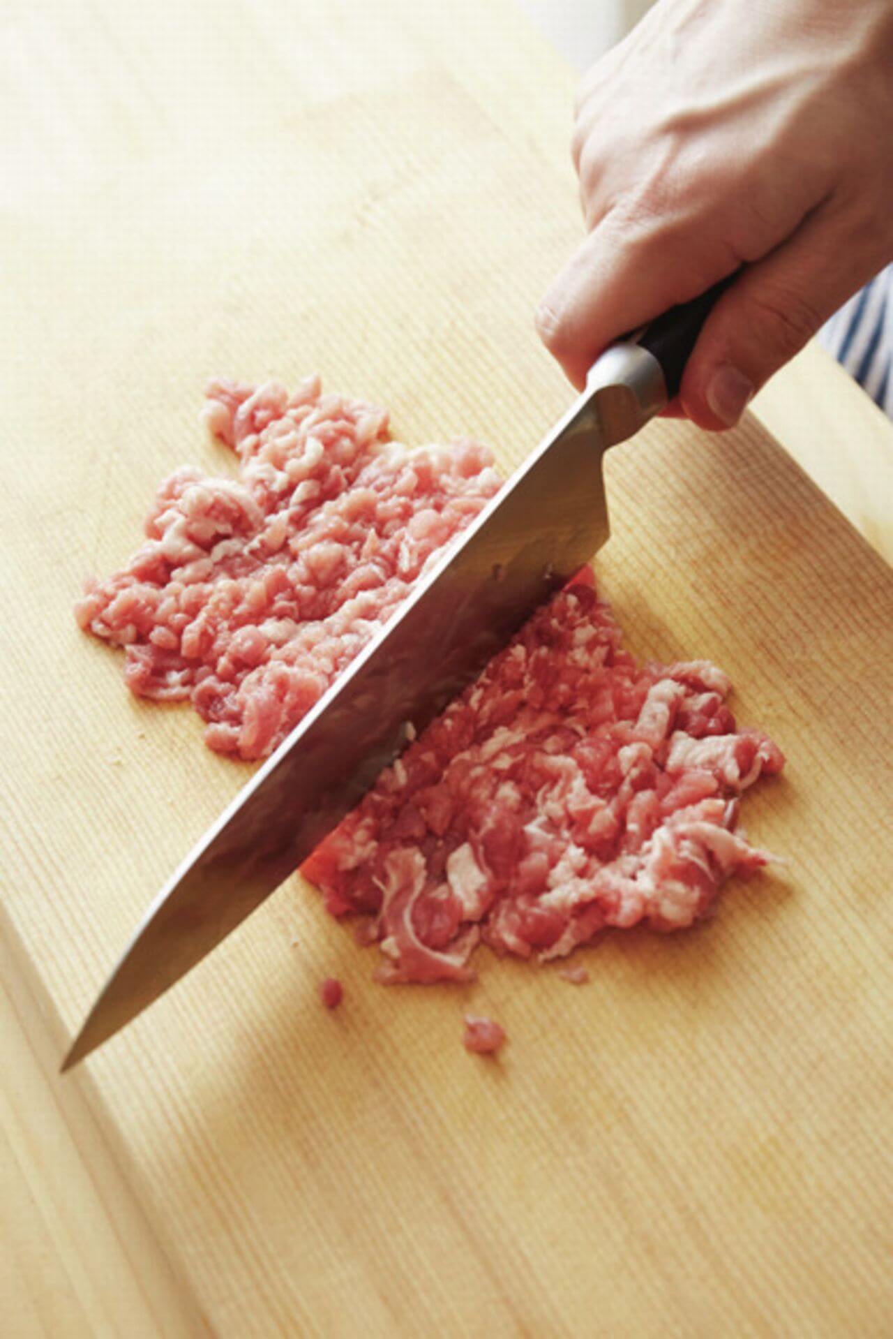 豚こま切れ肉は最初1㎝角くらいに切ってから、包丁で叩く。ひき肉とは違う、肉っぽい食感、うま味が加わる