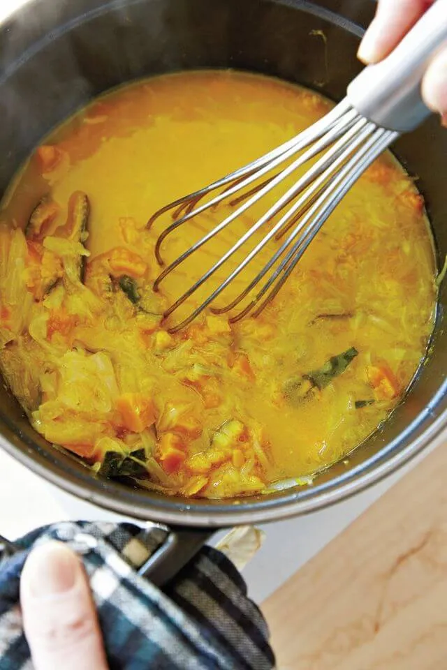 ハンドブレンダーで煮た野菜をなめらかにする様子