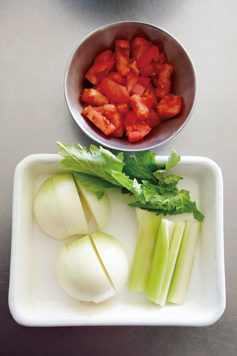 具の野菜は大きくベースのトマトは小さく