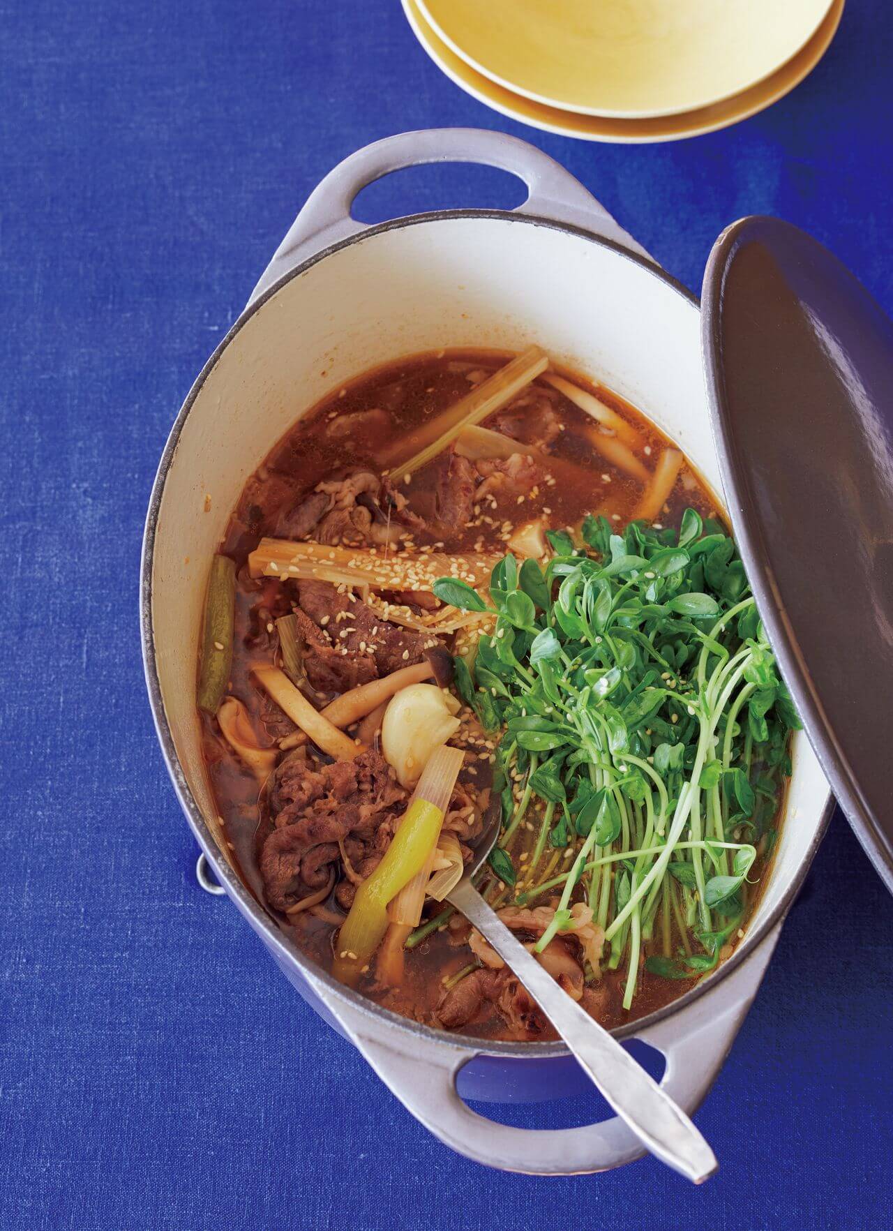 「牛肉ときのこのごま辛味スープ」レシピ／ワタナベマキさん