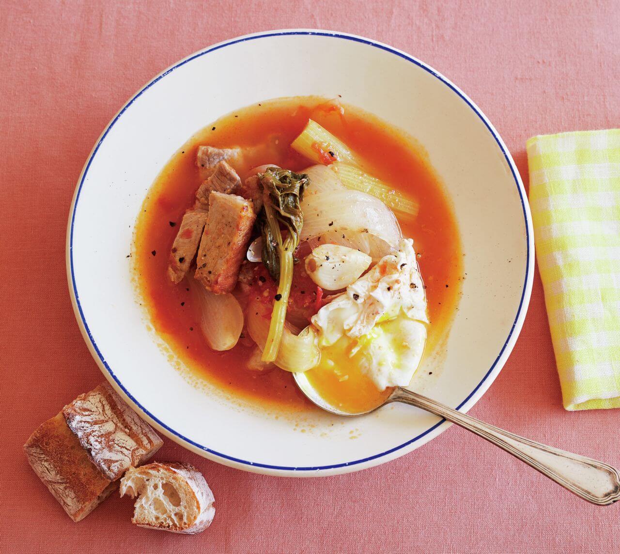 「ポーチドエッグで栄養満点！豚肉とセロリのトマトスープ」レシピ／ワタナベマキさん