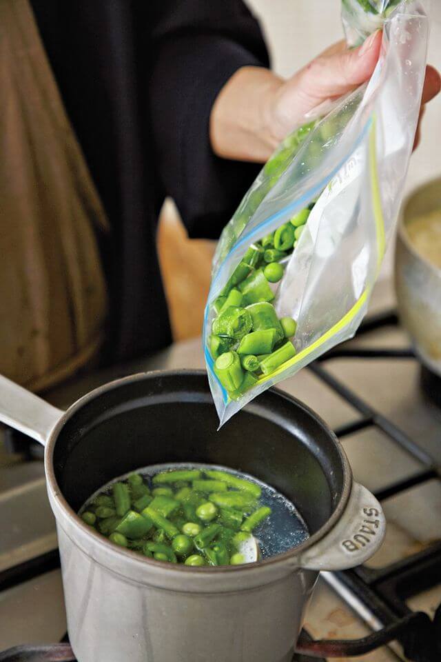 冷凍野菜ミックスは、スープに凍ったまま加えてOK