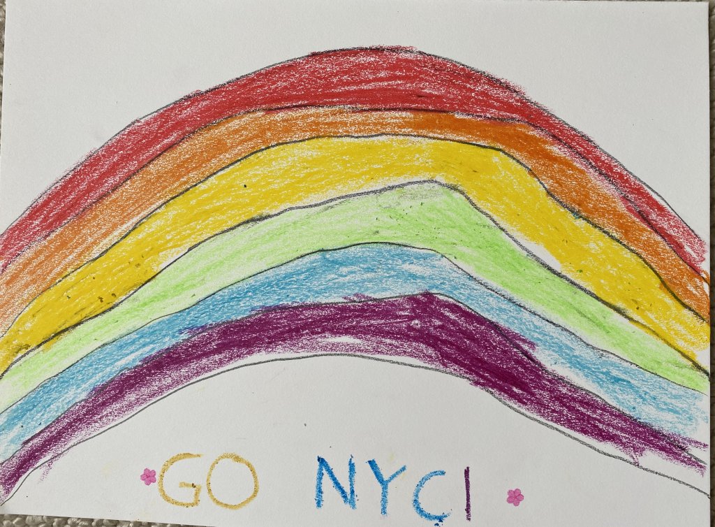 娘が書いた虹の絵。「GO NYC!」