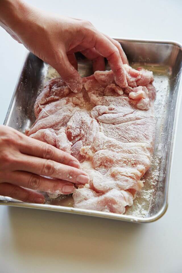 厚みを均一にした鶏肉にしっかり小麦粉をまぶす。肉汁を閉じ込め、とろみがついたタレがよくからみます