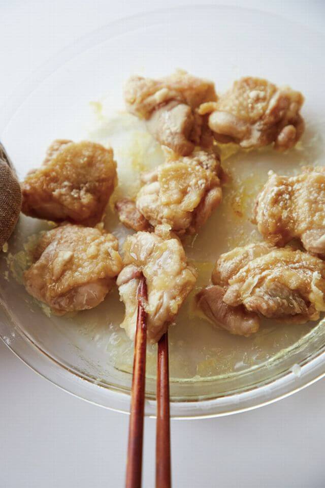 加熱後、耐熱皿に落ちた脂を鶏肉にからめることで、揚げたような仕上がりに近づける