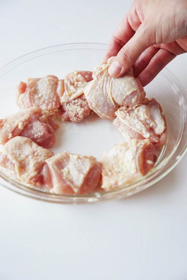 片栗粉をまぶした鶏肉は、中央をあけて皮目を上に並べる。ラップはかけずに加熱して水分を飛ばす