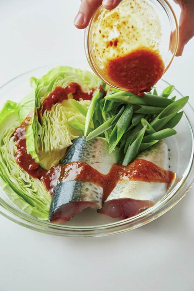 重ならないようにサバと野菜を並べ、みそダレを上から回しかける。魚に多めにかけて