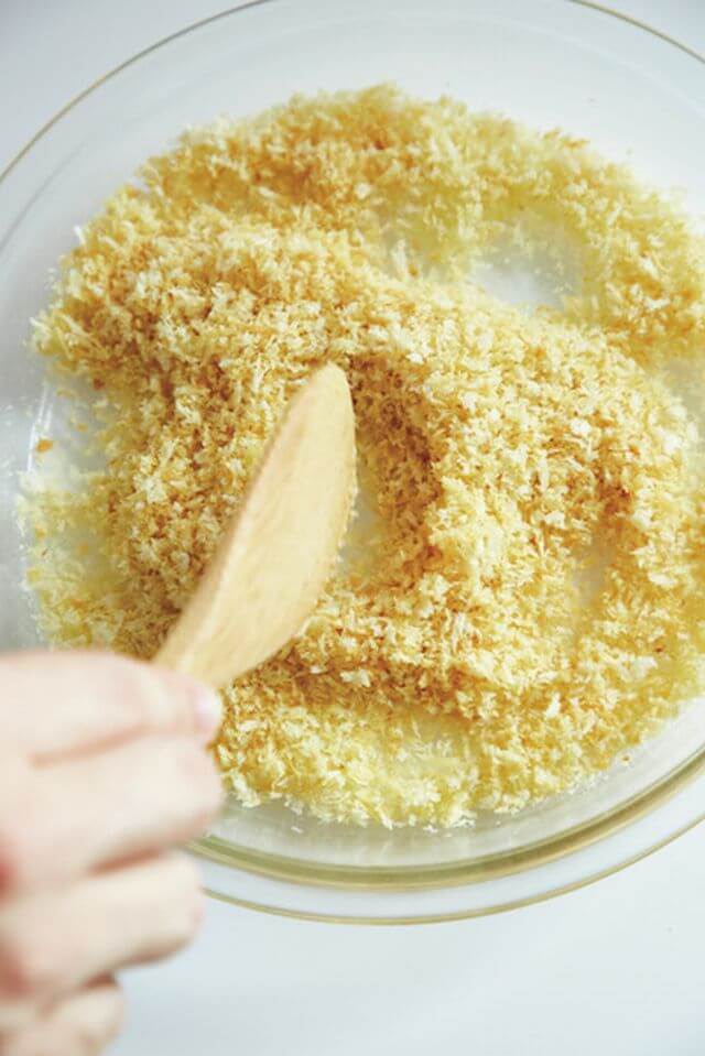 オリーブオイルをまぶしたパン粉をラップをかけずに加熱する。色づき始めたら、こまめに確認しながら混ぜて加熱を繰り返す。急に色づくので注意