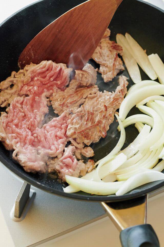 ひき肉はほぐさずに焼きつけて、裏返すときに大まかに割る。肉の存在感が出て、パラパラせずに食べやすくなる。