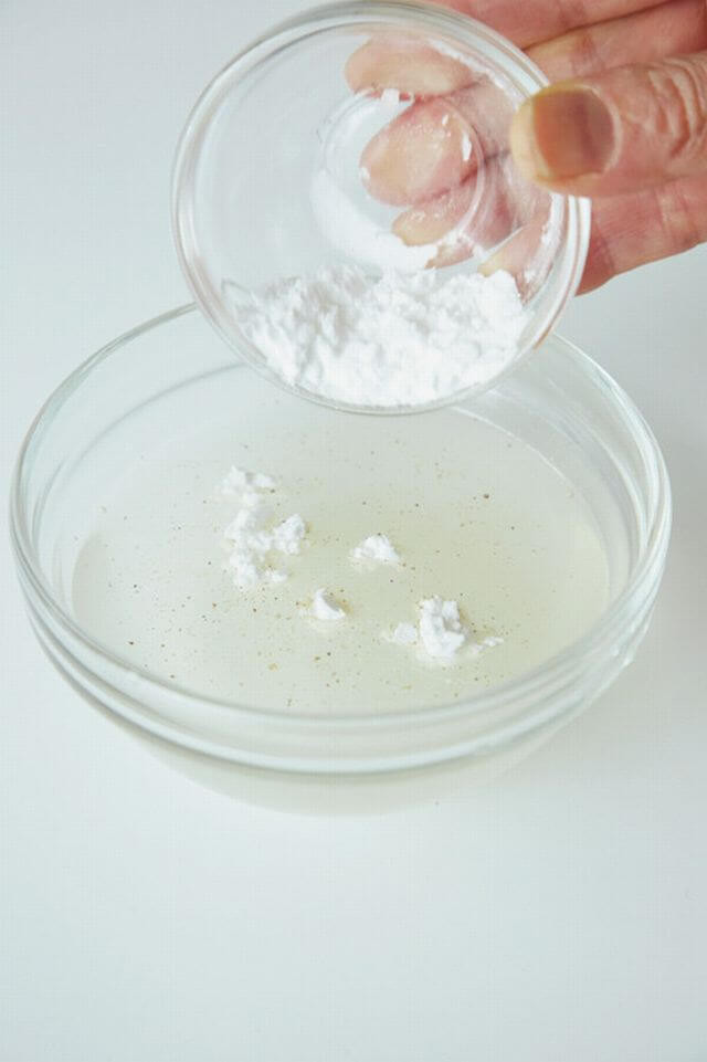 片栗粉はタレに直接混ぜるのがポイント。まんべんなく混ざるし、水溶き片栗粉を作る必要がないのでラク