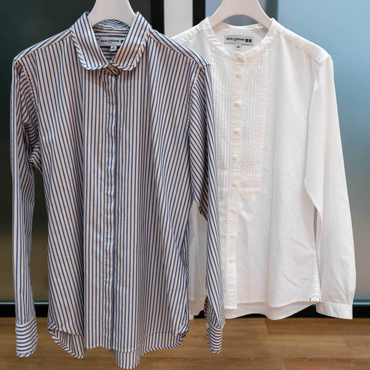 ＜左＞コットンツイルストライプシャツ（長袖） ¥2,990／＜右＞コットンツイルピンタックシャツ（長袖） ¥2,990