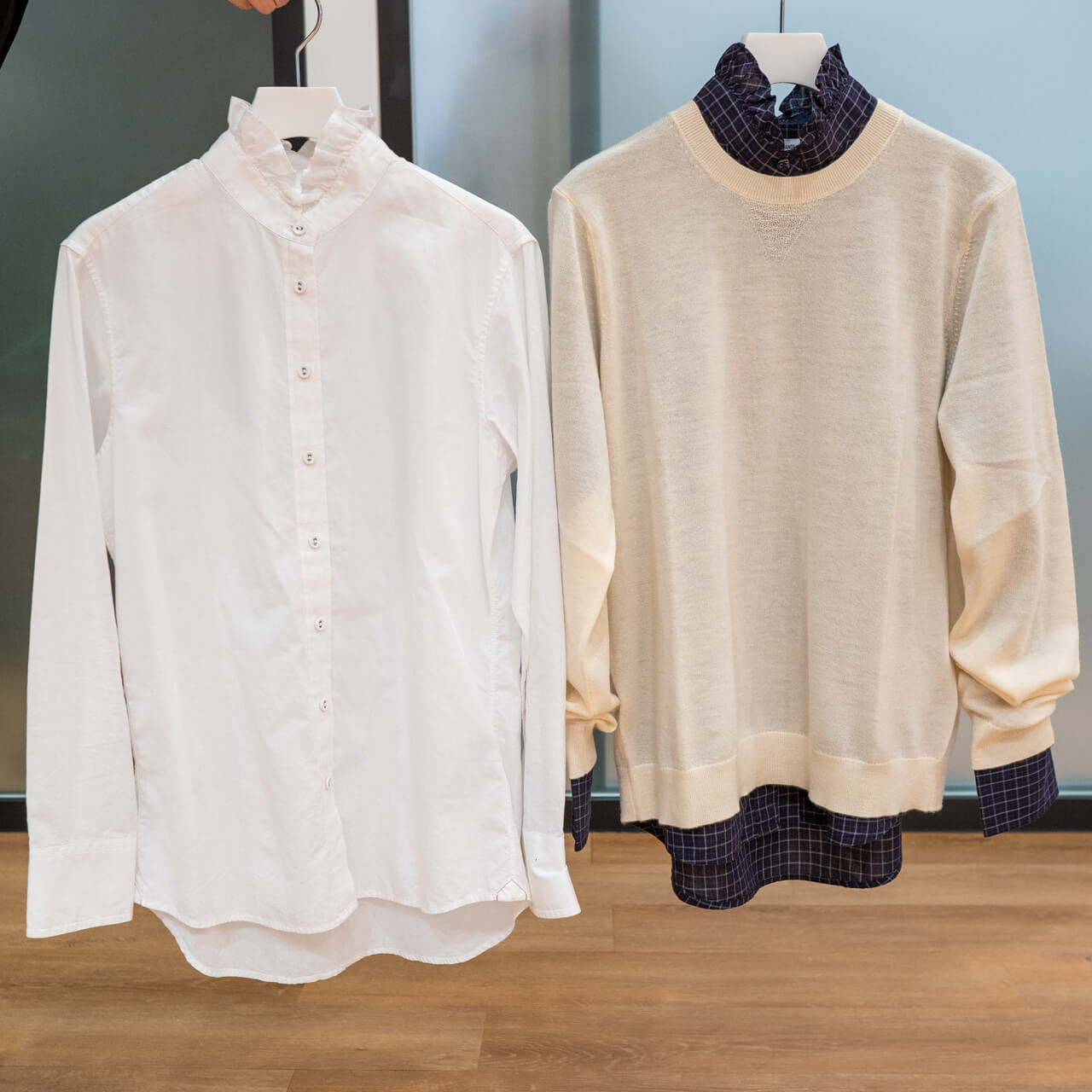 コットンフリルシャツ（長袖） ¥2,990　＜左＞00 WHITE　＜右＞69 NAVY