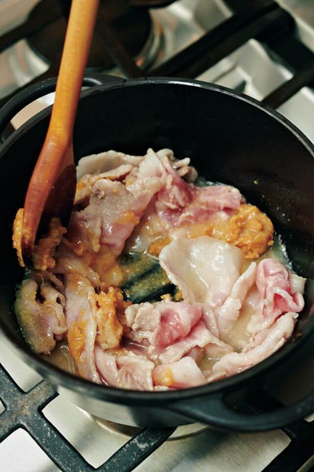 おいしいポイント　最初に肉と玉ねぎをみそや薬味と炒めて、うま味のベースを作るのがポイント。これをだしでのばしていく