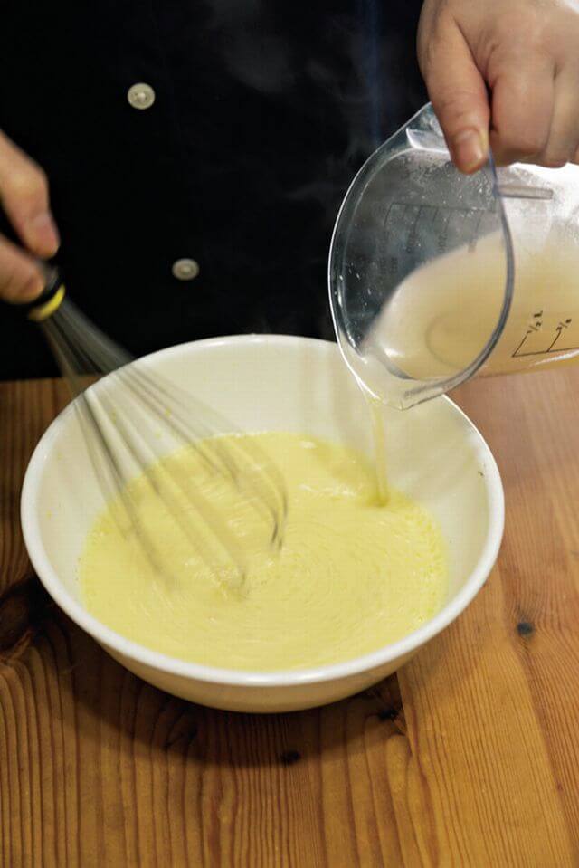 卵黄と生クリームなどに温かい煮汁を加えるときは、卵黄に熱が入りすぎないよう混ぜながらがポイント