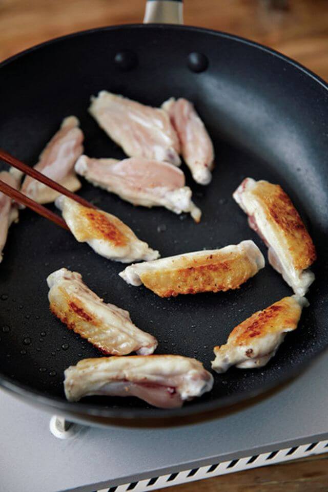 鶏スペアリブとは手羽中を縦半分に切った「手羽中ハーフカット」のこと。焼き色がつくまで焼いて、皮をパリッとさせる。