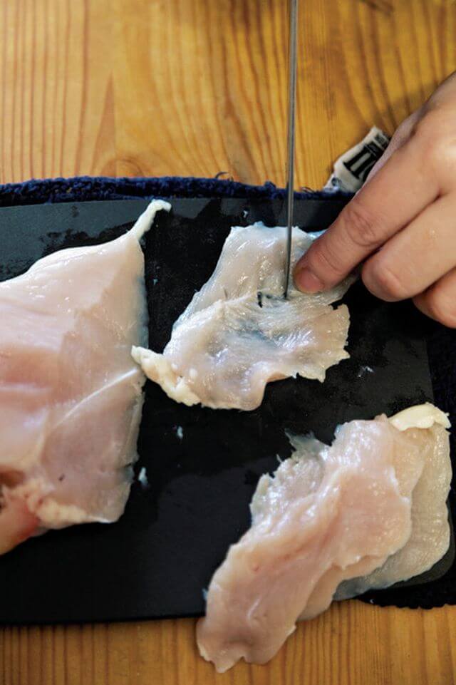 鶏むね肉はそぎ切りにして、すじの部分を切っておくと、火が通りやすくなり、かたくなりにくい