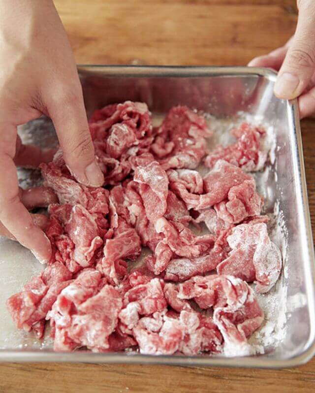 牛肉にざっと片栗粉を振ってまぶしておく。こうすると肉の表面がコーティングされてかたくならず、汁にもとろみがつく