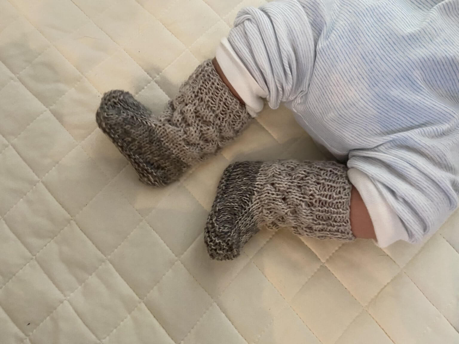 赤ちゃん用靴下の手編みに挑戦 パターンはオンラインで購入 Lee