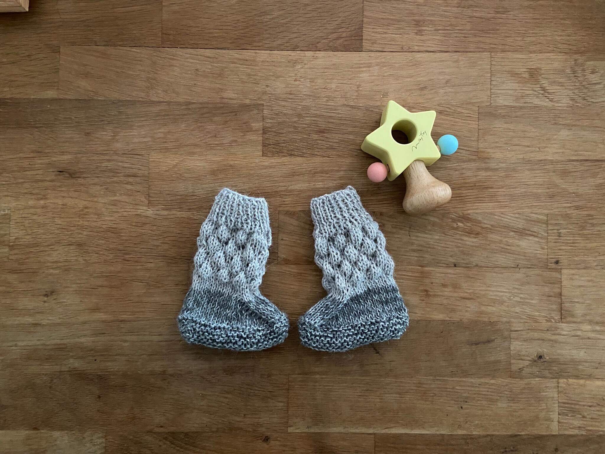 赤ちゃん用靴下の手編みに挑戦 パターンはオンラインで購入 Lee