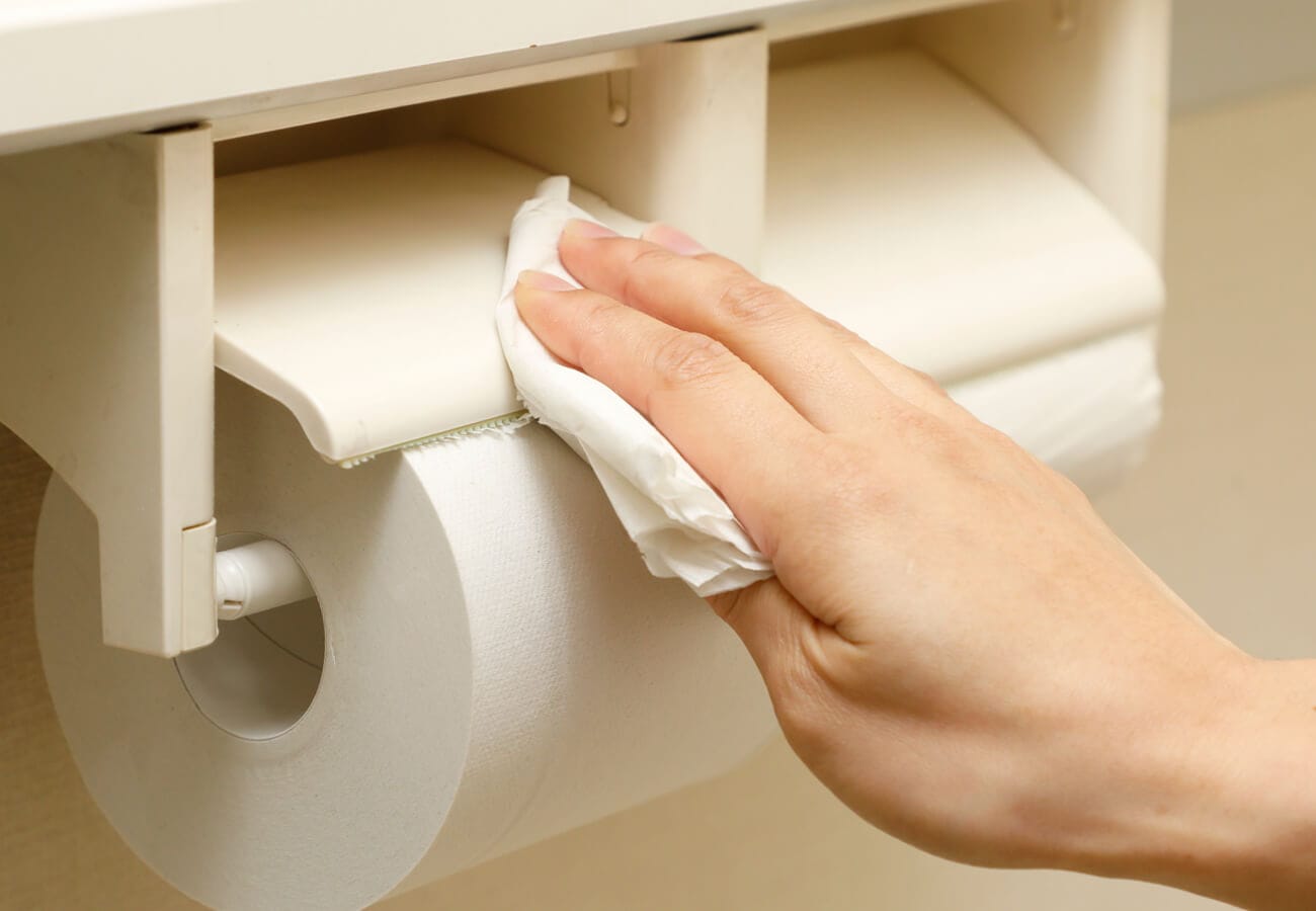 ペーパーホルダーはトイレ用中性洗剤を噴射したトイレットペーパーでふき、汚れを取る