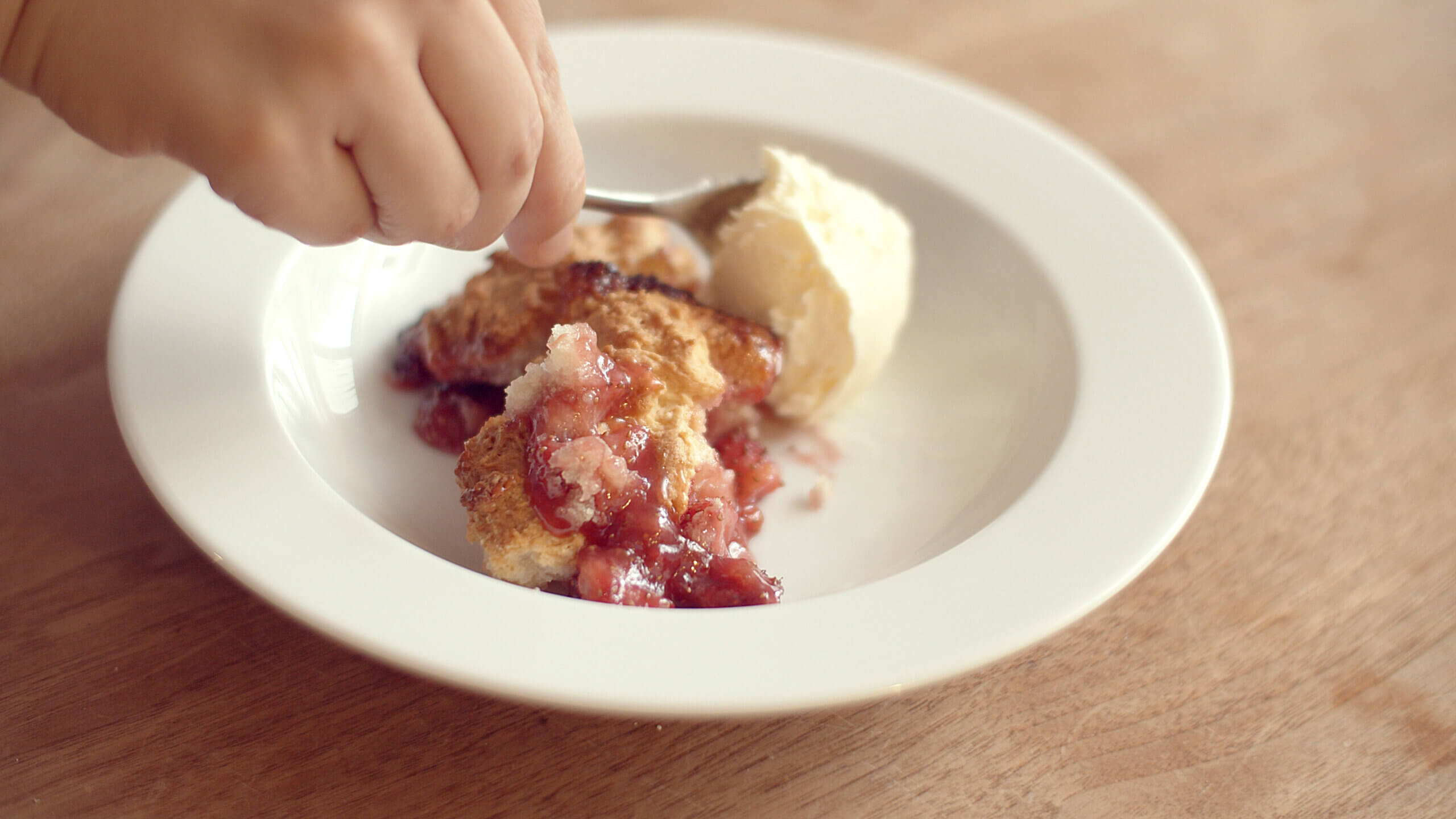 写真：白いお皿に「いちごのコブラ―」とアイスクリームをのせている様子