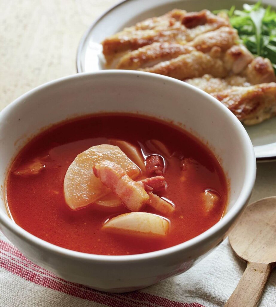 「かぶとベーコンのトマトみそスープ」毎日のスープレシピ／角田真秀さん