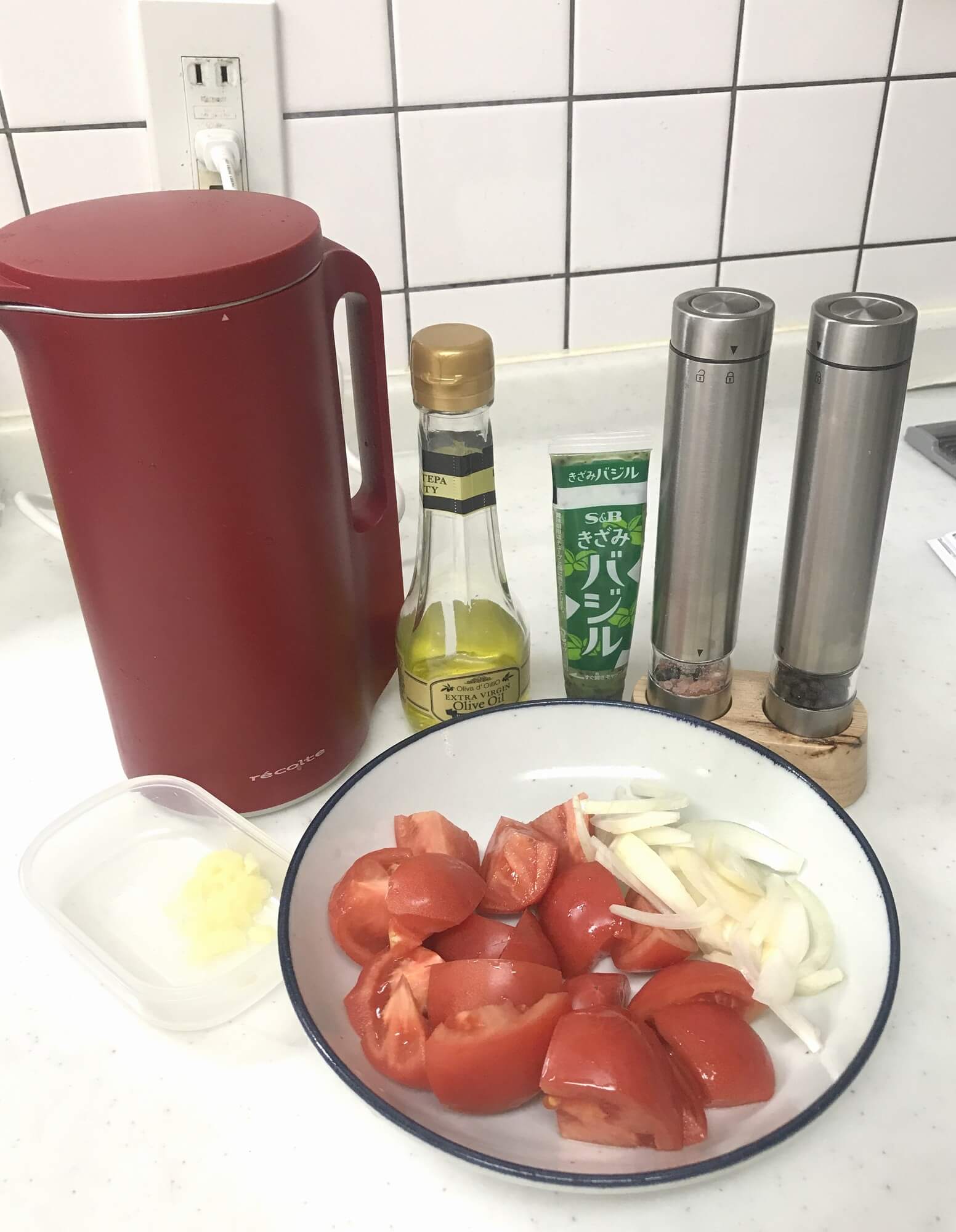 約2人分のトマトソースの材料はトマト200g（小3個分くらい）、玉ねぎ30g、オリーブオイル、すりおろしにんにく、バジルペースト、塩、コショウ
