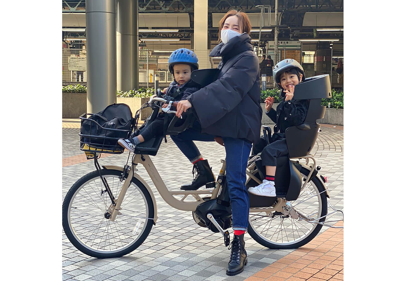 辻元 舞さん　自転車の日の＂あったか洒落見え＂カジュアル