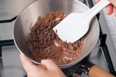 チョコを湯煎にかける画像