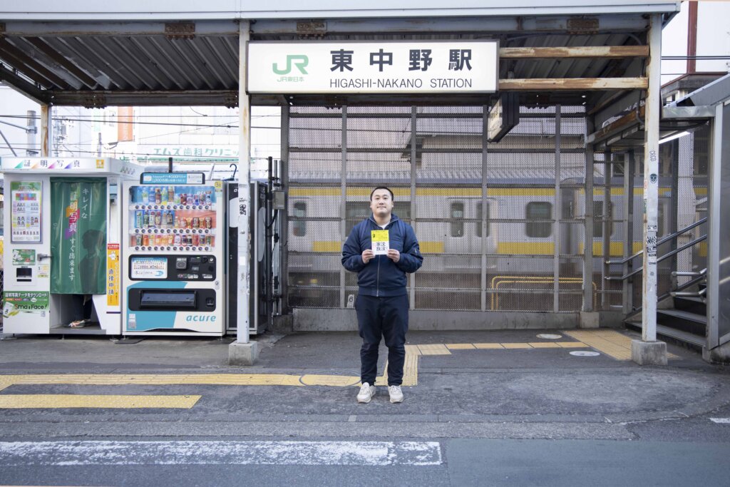 加納土さん／穂子さんが共同保育のチラシを配った場所で、土さんも映画のチラシを配りました。