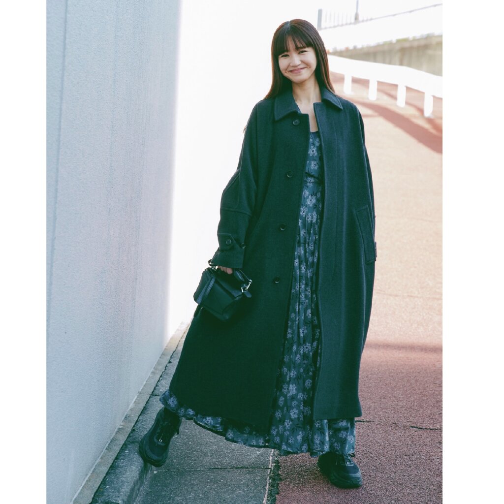 道端舞子さんさん・ファッションライター／Sneakers:HOKA ONEONEの「BONDI 6」 Outer:AURALEE One-piece:MARIHA Bag:LOEWE