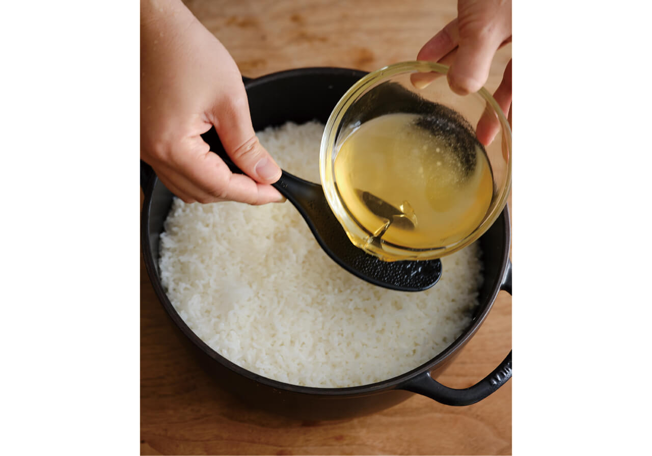 3.熱いうちに回し入れる　うちわなし＆鍋の中で完結　基本の「すし飯」の作り方