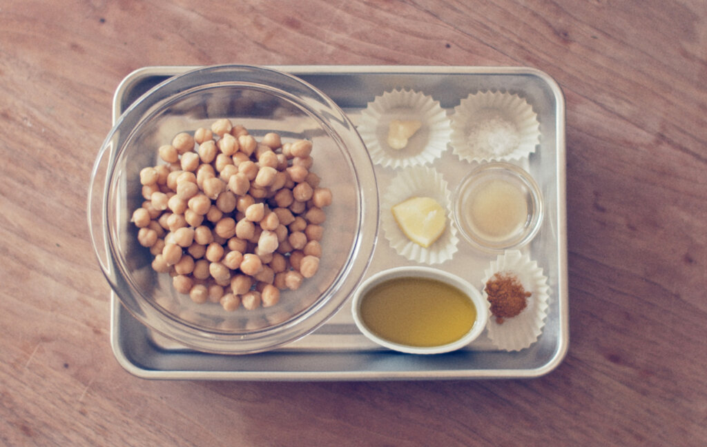 ビーツ、フムス、クリスピーひよこ豆のサブサンドイッチのレシピ