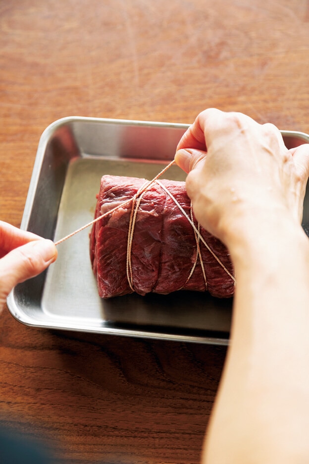 かたまり肉を紐で縛る画像：【最強】「ローストビーフ」レシピ／ワタナベマキさん
