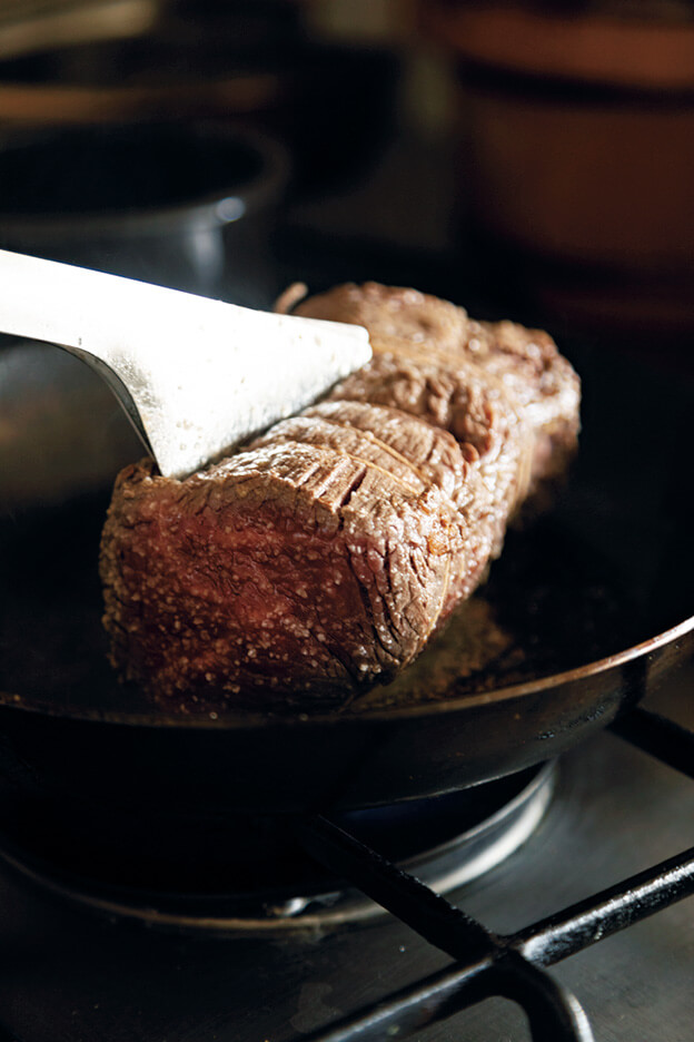 かたまり肉をフライパンで焼き目をつける画像1：【最強】「ローストビーフ」レシピ／ワタナベマキさん
