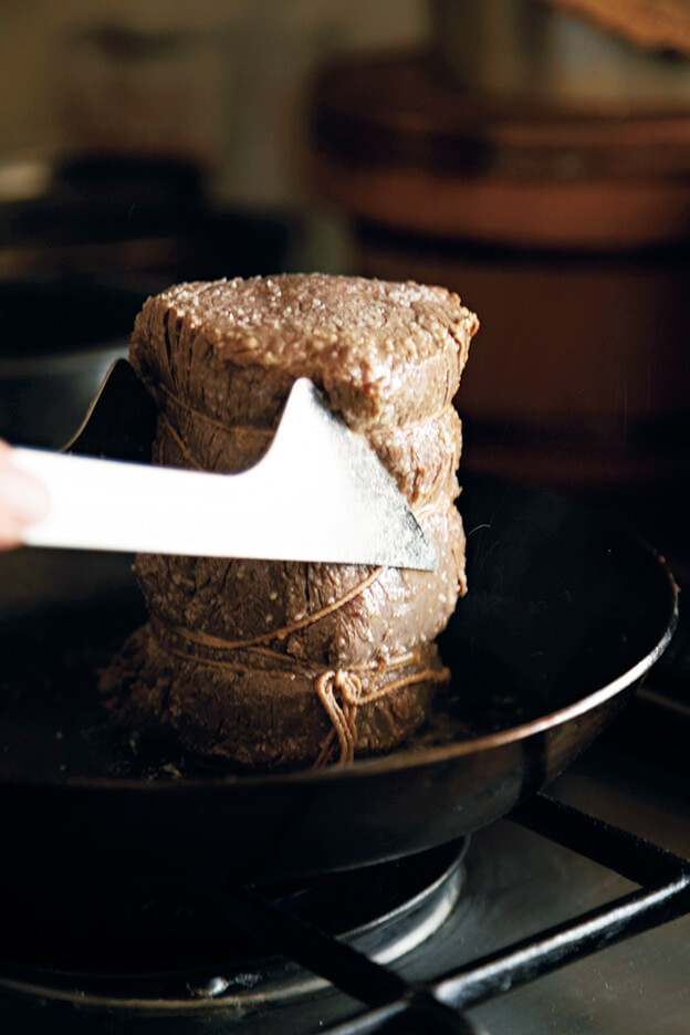 かたまり肉をフライパンで焼き目をつける画像2：【最強】「ローストビーフ」レシピ／ワタナベマキさん