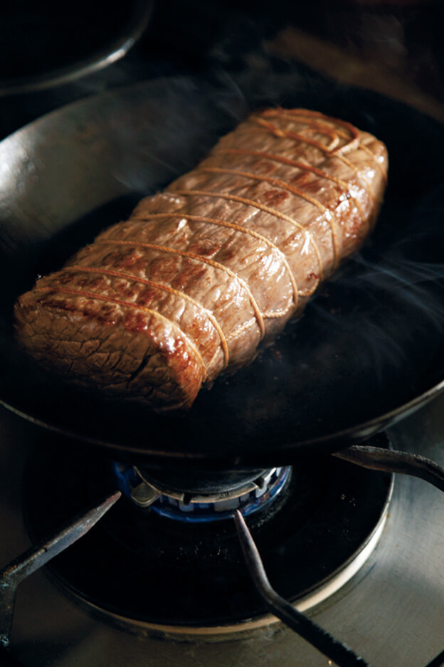 かたまり肉にフライパンで焼き目をつける画像：【最強】「ローストビーフ」レシピ／ワタナベマキさん