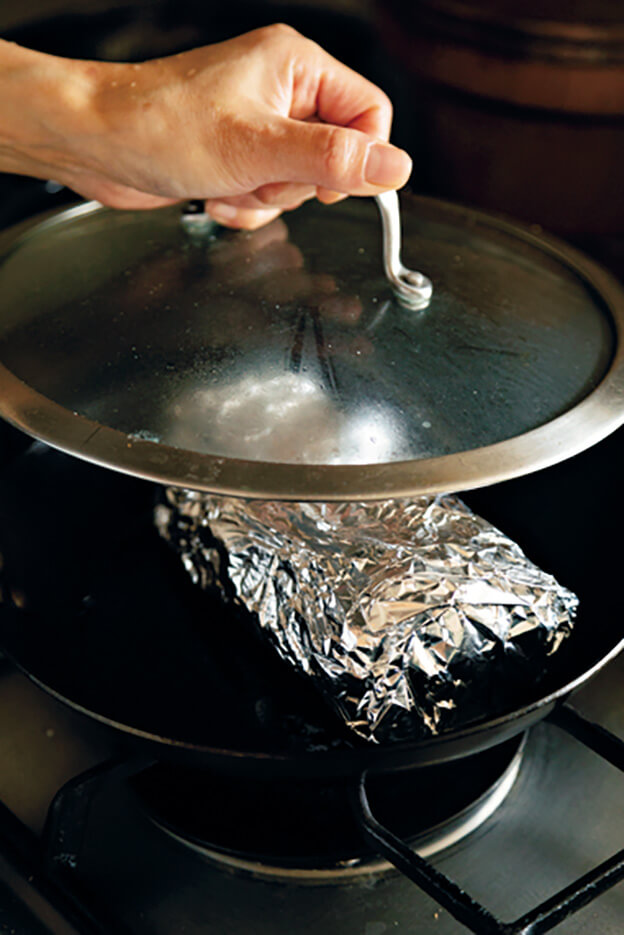 アルミホイルで包んだかたまり肉をフライパンの余熱で温める画像：【最強】「ローストビーフ」レシピ／ワタナベマキさん