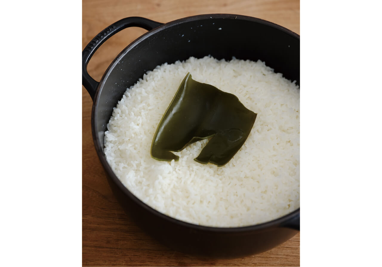 1.うま味ある昆布と一緒に　うちわなし＆鍋の中で完結　基本の「すし飯」の作り方