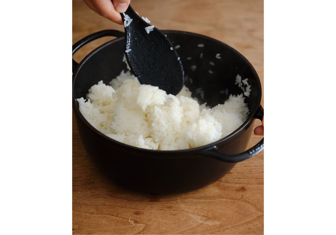 4.大きくさっと混ぜる　うちわなし＆鍋の中で完結　基本の「すし飯」の作り方