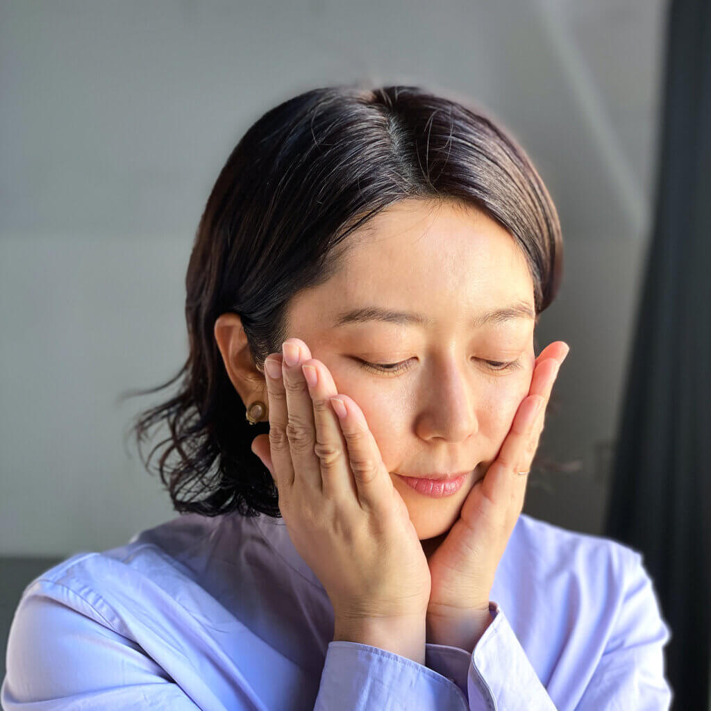 最後に顔全体を手のひらで包み込むようになじませました。乳状のテクスチャーですが、つけるとスーッと浸透し、ベタつきはなし。